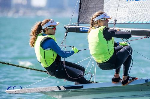 Campeãs olímpicas já asseguraram, no mínimo, a prata. Neste sábado, vão em busca do ouro na regata de medalha, a partir de 15h. Robert Scheidt fica em 16º / Foto: Jesus Renedo/ Sailing Energy/ World Sailing